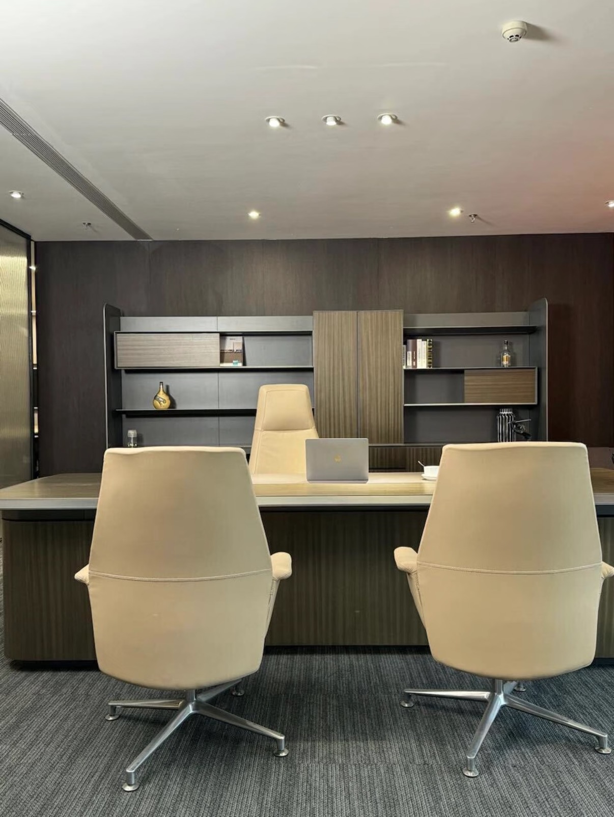 预算不高又想办公室高级？这套办公家具真的挖到宝了